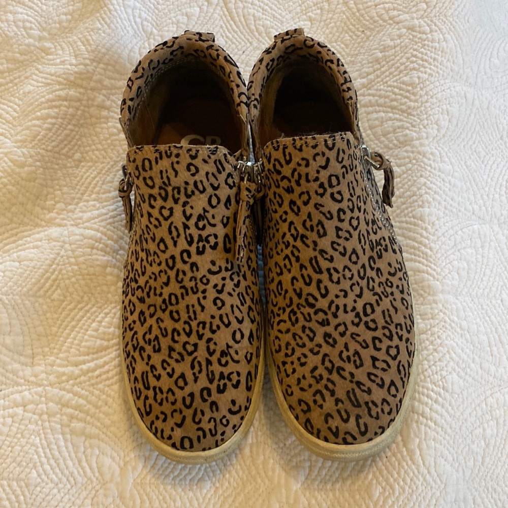 Gianni Bini cheetah print shoes.